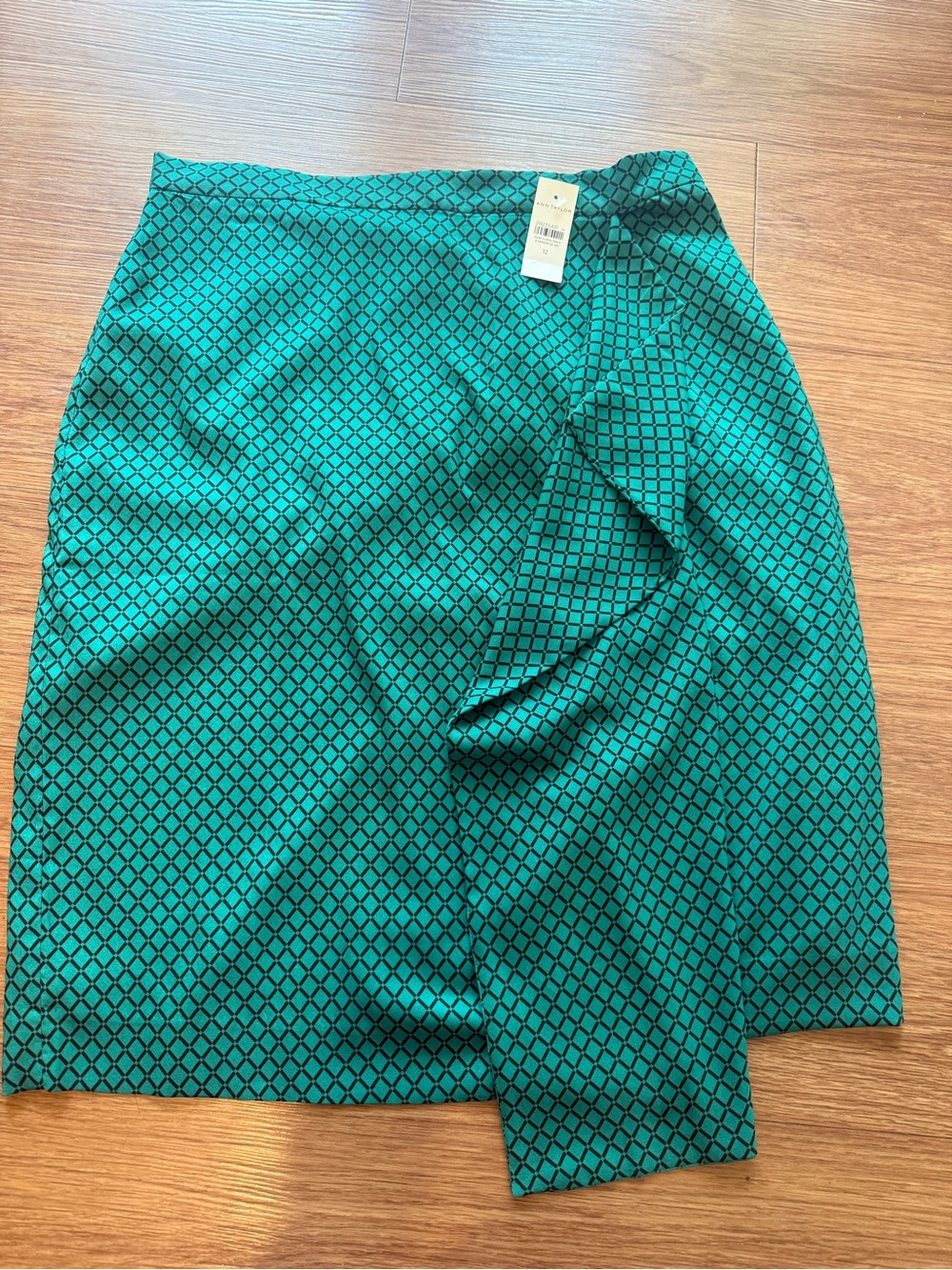 Ann Taylor green pencil green skirt with a dark diamond grid pattern and a casca